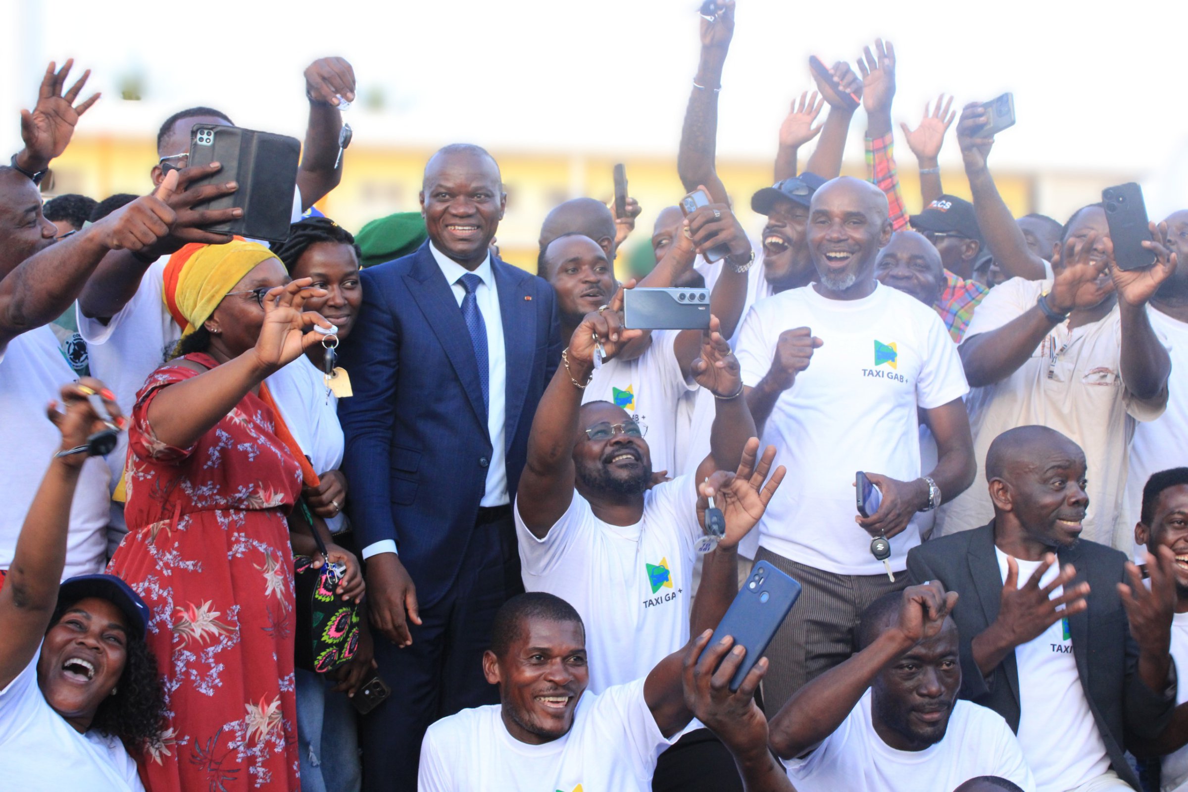 Cérémonie de remise des véhicules dans le cadre de la deuxième vague du programme "Taxi Gab+" à Libreville : photo 1 (ouvre l'image en grand)
